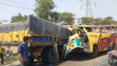  টাঙ্গাইলে বাস-ট্রাকের সংঘর্ষে নিহত ৪