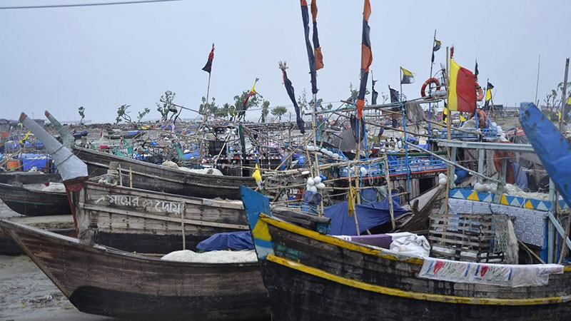 নিরাপদ আশ্রয়ে জেলেরা