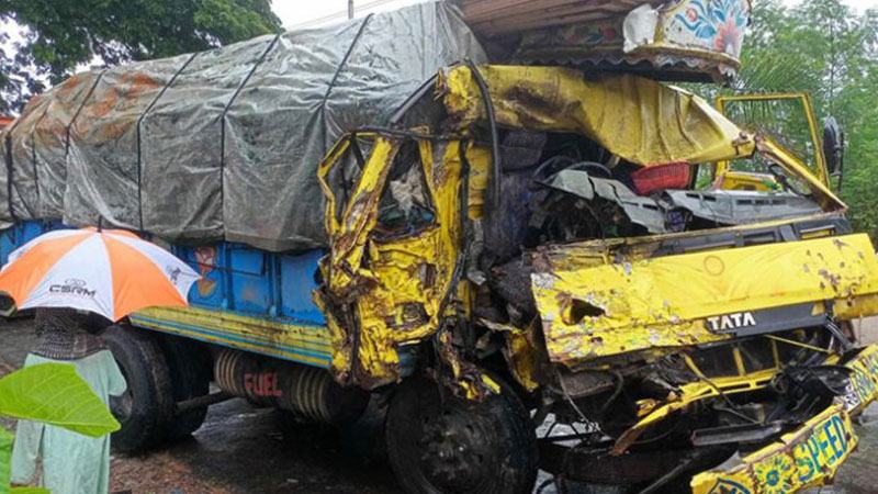 টাঙ্গাইলে চারজনসহ সড়ক দুর্ঘটনায় নিহত ৯