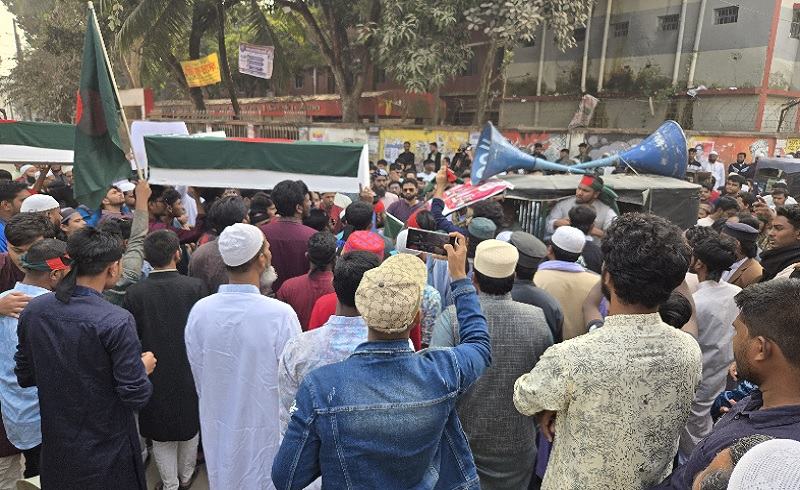 ওসমান হাদি হত্যার বিচারের দাবিতে নওগাঁয় কফিন নিয়ে এসপির বাসভবন ঘেরাও