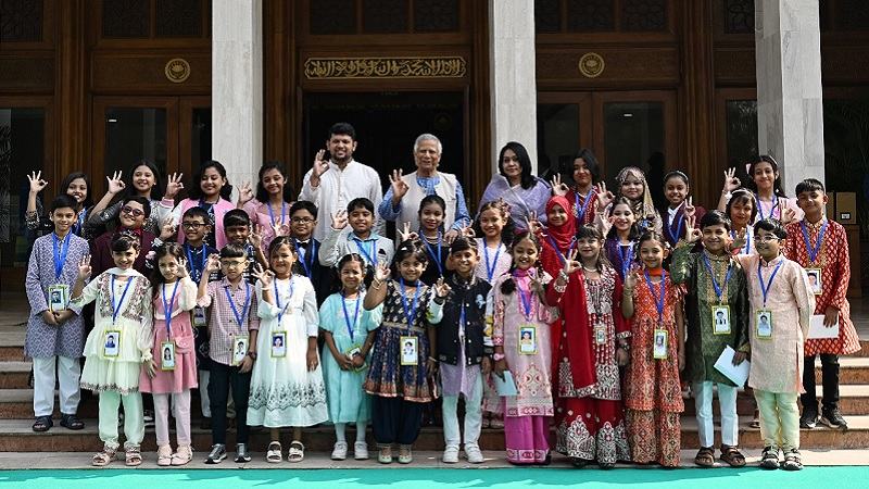 'নতুন কুঁড়ি'র বিজয়ীদের হাতে পুরস্কার তুলে দিলেন প্রধান উপদেষ্টা