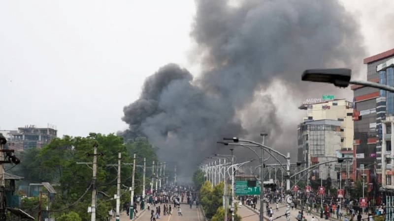 হেলিকপ্টারে নেপালি মন্ত্রীদের এয়ারপোর্টে সরিয়ে নেয় সেনাবাহিনী