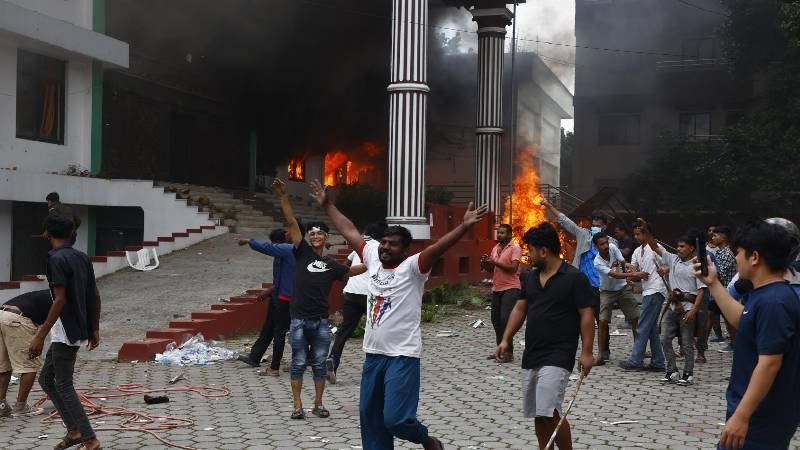 নেপালে ক্ষমতাসীন কংগ্রেস পার্টির কার্যালয়ে আগুন দিল বিক্ষোভকারীরা