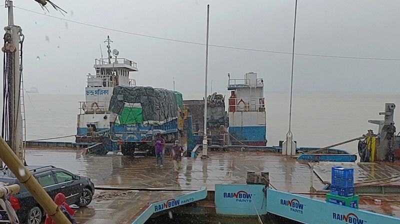পাটুরিয়া-দৌলতদিয়া ও আরিচা-কাজিরহাট নৌরুটে ফেরি চলাচল বন্ধ