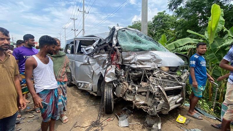 নরসিংদীতে বাস-মাইক্রোবাস-অটোরিকশার ত্রিমুখী সংঘর্ষে শিশুর মৃত্যু, আহত ১২