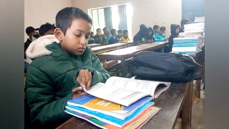 রাজবাড়ীতে বছরের শুরুতে শিক্ষার্থীদের হাতে নতুন বই