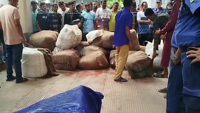 নেত্রকোনায় ভারতীয় পণ্যসহ কাভার্ড ভ্যান জব্দ, আটক ২