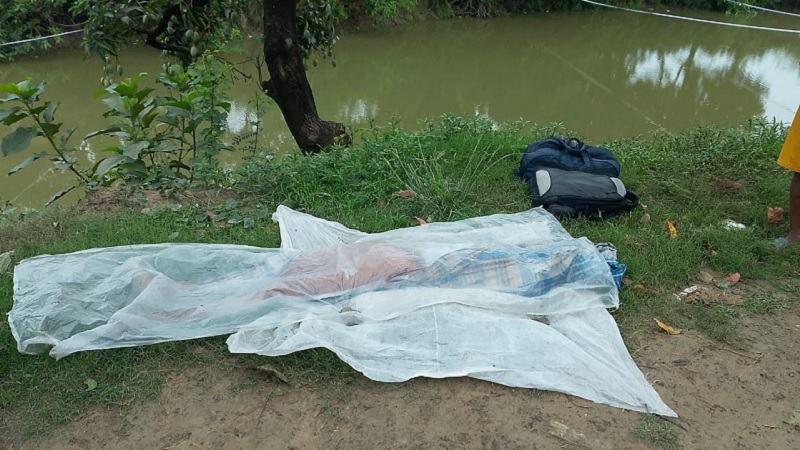 নাটোরে ট্রেনের ছাদে বাড়ি ফেরার পথে ওভারব্রিজে ধাক্কা, নিহত ১