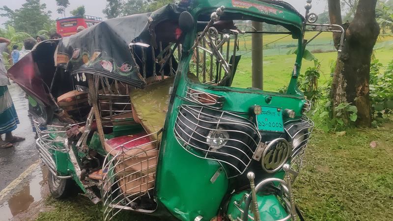 নেত্রকোনায় অটোরিকশায় বাসের ধাক্কা, নিহত ২