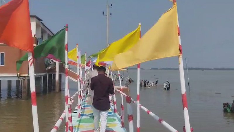 নেত্রকোনায় হাওরে ভিড় জমাচ্ছেন দর্শনার্থীরা