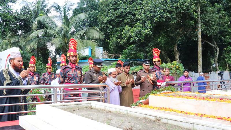 বীরশ্রেষ্ঠ নূর মোহাম্মদ শেখের সমাধিতে গার্ড অব অনার