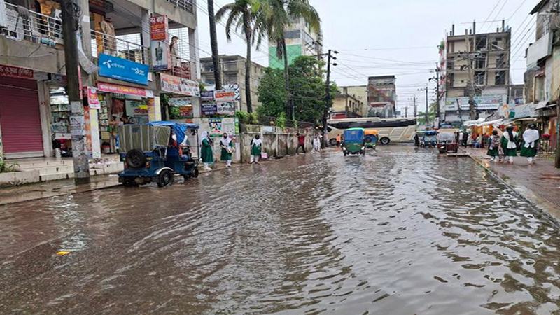 নোয়াখালীতে বন্যার আশঙ্কা, বিচ্ছিন্ন পাঁচ উপজেলা