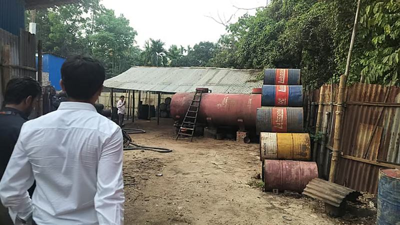চট্টগ্রামে পৃথক অভিযানে ৩৩ হাজার লিটার জ্বালানি তেল উদ্ধার