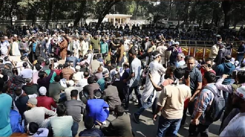 নবম পে-স্কেল বাস্তবায়নের দাবিতে যমুনামুখী আন্দোলনকারীরা, পুলিশের টিয়ারগ্যাস-সাউন্ড গ্রেনেড নিক্ষেপ