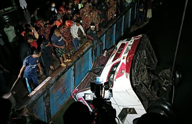 দৌলতদিয়া ঘাটে নদীতে বাস: মৃতের সংখ্যা বেড়ে ১৮