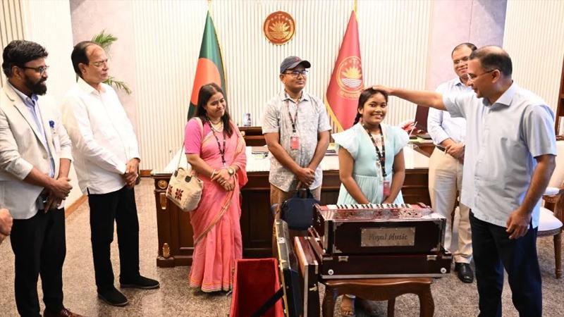 প্রধানমন্ত্রীর সঙ্গে দেখা করে স্বপ্নপূরণ অনুশ্রীর, মিলল হারমোনিয়াম উপহার