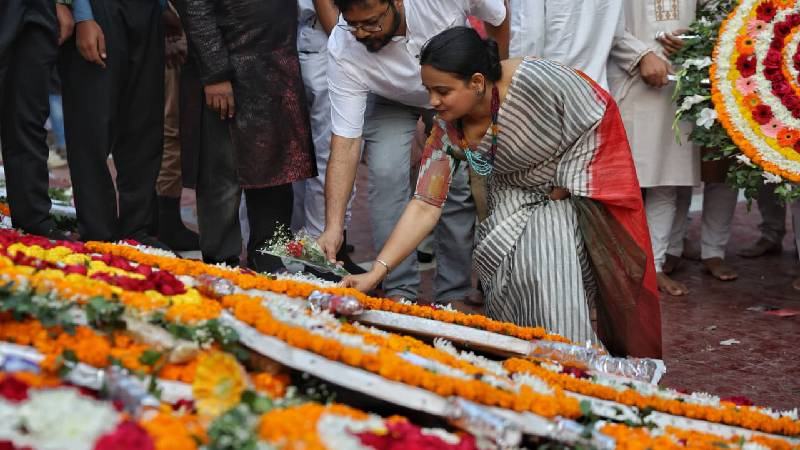 শহীদ মিনারে মানুষের ভিড়, ফুলেল শ্রদ্ধায় স্মরণ ভাষা শহীদদের