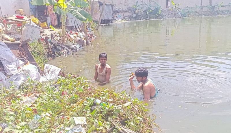 ফেনীতে মাদক সেবনের অভিযোগে দুই যুবক আটক, পুকুর পরিষ্কারে নামাল এলাকাবাসী