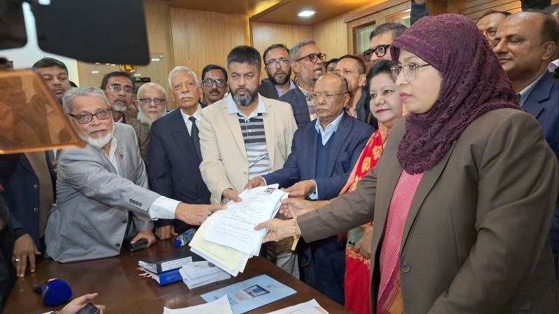 ফেনী-১ আসনে খালেদা জিয়ার পক্ষে মনোনয়নপত্র জমা দিলেন নেতাকর্মীরা