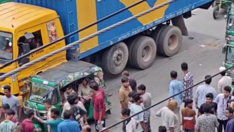 ফেনীতে মোটরসাইকেলে কাভার্ডভ্যানের ধাক্কায় নারী নিহত