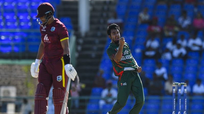 ২৯৫ রানের টার্গেটে ক্যারিবীয়দের ৩ উইকেটে একশ পার