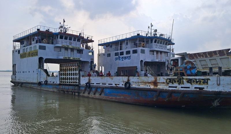 চিলমারীতে ব্রহ্মপুত্র নদে নাব্যতা সংকট, ১৫ দিন ধরে বন্ধ ফেরি চলাচল