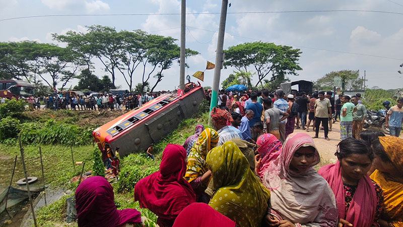 ফরিদপুরে বাস উল্টে নারীসহ নিহত ৭