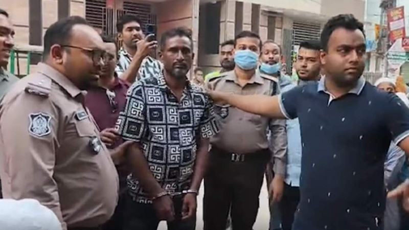 মোহাম্মদপুরে চাঁদাবাজ ধরে মাইকিং করল পুলিশ