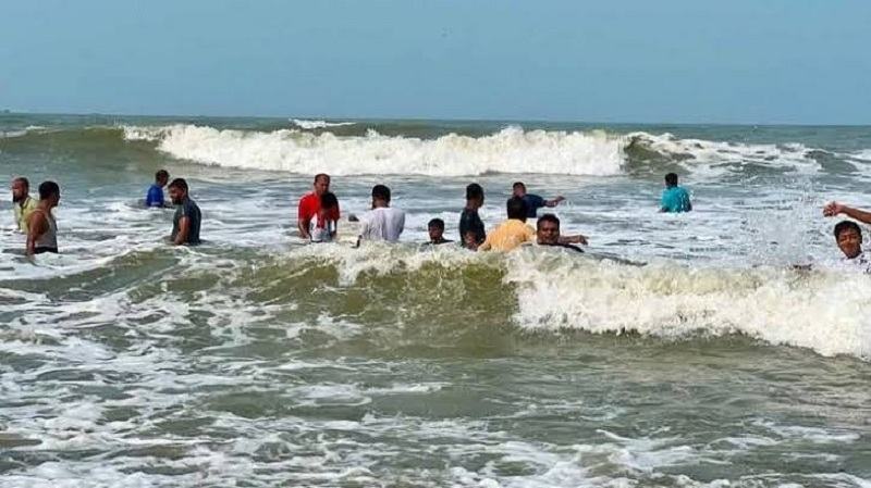 কক্সবাজারে ভেসে যাওয়া ফুটবল আনতে গিয়ে পর্যটকের মৃত্যু