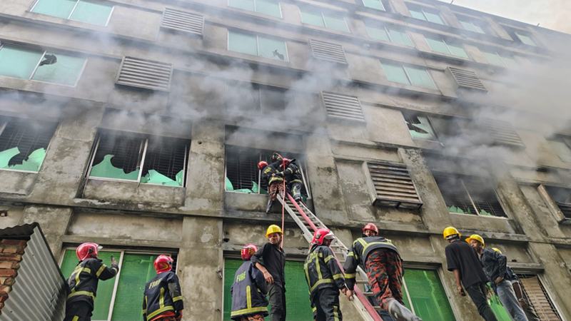 গাজীপুরে ম্যাট্রিক্স স্টাইলস লিমিটেডে আগুন, নিয়ন্ত্রণে ফায়ার সার্ভিসের ৯ ইউনিট