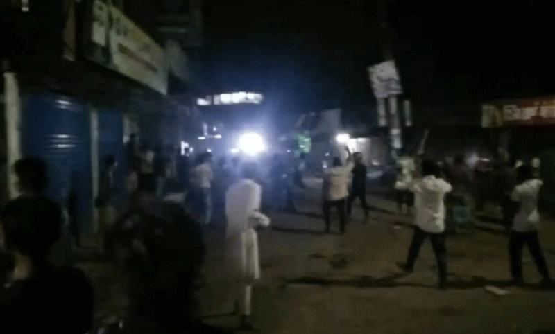 পুকুরে গোসল করা নিয়ে বিরোধ, রাতে টর্চ লাইট জ্বালিয়ে সংঘর্ষে আহত অন্তত ৩০