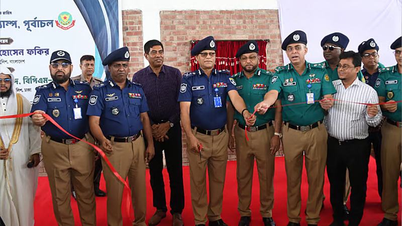 নতুন পোশাকে পুলিশ