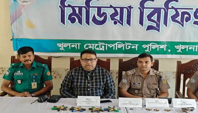 খুলনায় রিভলবার ও ৪১ রাউন্ড গুলিসহ গ্রেফতার ২