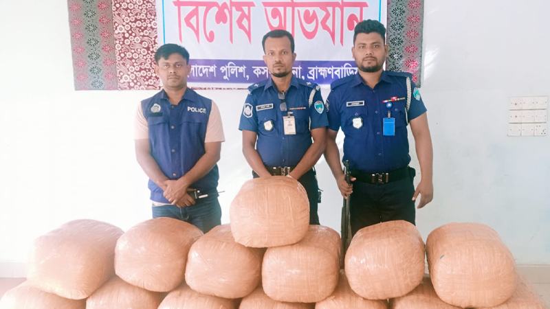 পুলিশের ধাওয়ায় পুকুরে মাইক্রোবাস, মিলল ৯ বস্তা গাঁজা