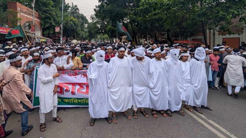 মাথায় কাফনের কাপড় বেঁধে পলিটেকনিক শিক্ষার্থীদের মিছিল