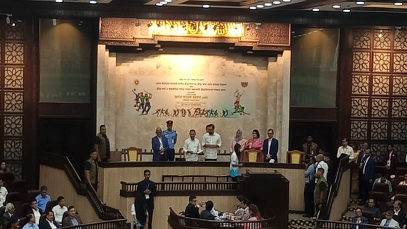 ল্যাপটপে বাটন টিপে ক্রীড়াবিদদের লাখ টাকা পাঠালেন প্রধানমন্ত্রী