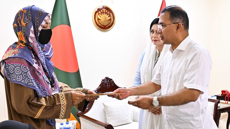 প্রধানমন্ত্রীর সঙ্গে গোলা বিস্ফোরণে শহীদ দুই সেনাসদস্যের পরিবারের সাক্ষাৎ