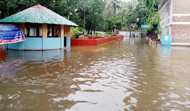 দুই সপ্তাহ ধরে পানিতে তলিয়ে সাতক্ষীরা পুলিশ লাইন