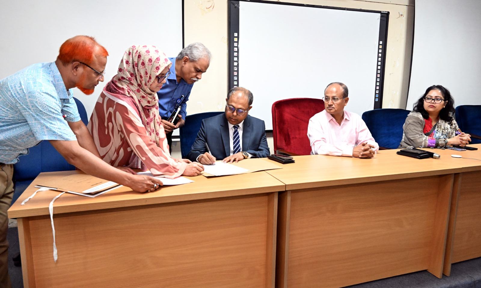 দায়িত্ব নিলেন আবদুস সালাম, ফুলেল শুভেচ্ছা থেকে বিরত থাকার আহ্বান