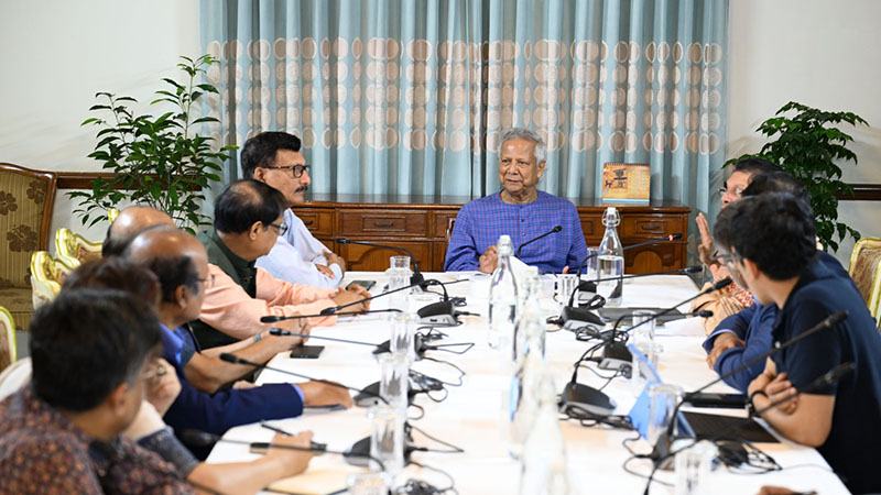 প্রধান উপদেষ্টার জরুরি বৈঠক শুরু