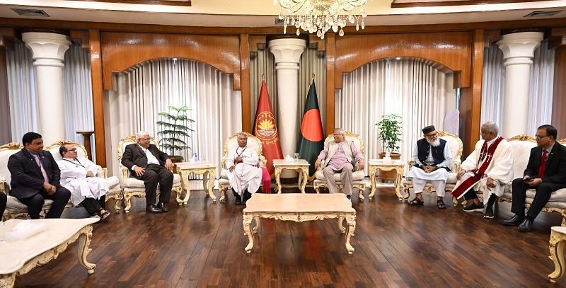 বড়দিন উপলক্ষে ধর্মীয় নেতাদের সঙ্গে প্রধান উপদেষ্টার শুভেচ্ছা বিনিময়