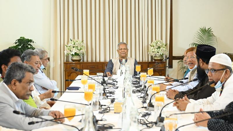 চারটি রাজনৈতিক দলের সঙ্গে বৈঠকে বসেছেন প্রধান উপদেষ্টা