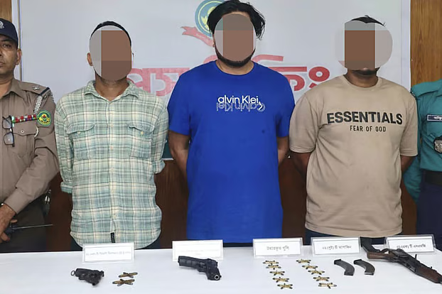 চট্টগ্রামে শীর্ষ সন্ত্রাসী বড় সাজ্জাদের ৩ সহযোগী অস্ত্রসহ গ্রেফতার