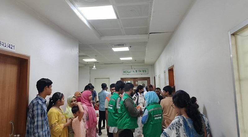 বার্ন ইনস্টিটিউটের আইসিইউর সামনে অপেক্ষায় স্বজনেরা