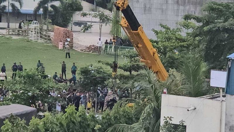 উত্তরায় বিধ্বস্ত প্রশিক্ষণ বিমানটি ক্রেন দিয়ে উদ্ধার করা হচ্ছে