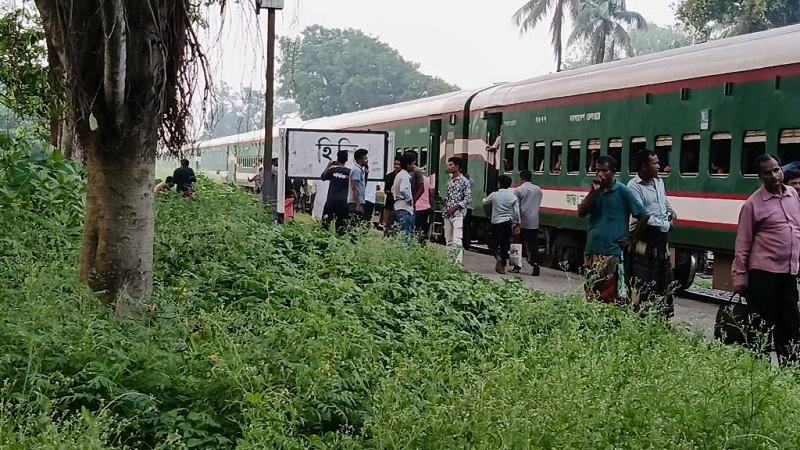 হিলি রেলস্টেশন এলাকায় ছড়িয়ে পড়েছে বিষাক্ত আগাছা পার্থেনিয়াম, দুশ্চিন্তায় স্থানীয়রা