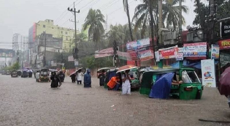 ভারি বৃষ্টিতে ৪ ফুট পানির নিচে ফেনীর প্রধান সড়ক