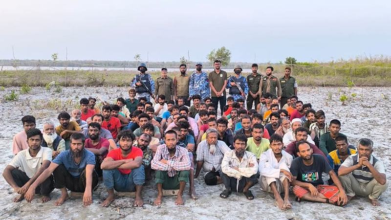ভারত থেকে ফেরত পাঠানো ৭৮ বাংলাদেশীকে শ্যামনগর থানায় হস্তান্তর