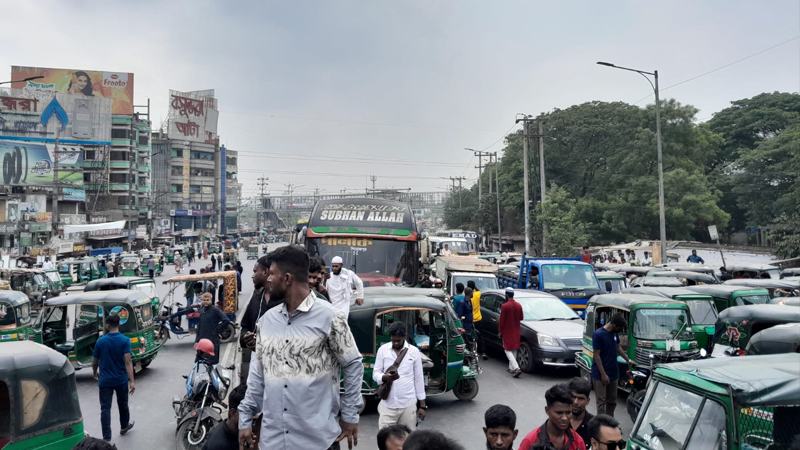 চাঁদাবাজি বন্ধের দাবিতে পোস্তগোলা ব্রিজ অবরোধ