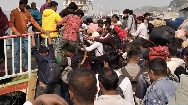 পাটুরিয়া-আরিচাঘাটে যাত্রীদের উপচেপড়া ভিড়, পারাপারে বাড়ছে ভোগান্তি